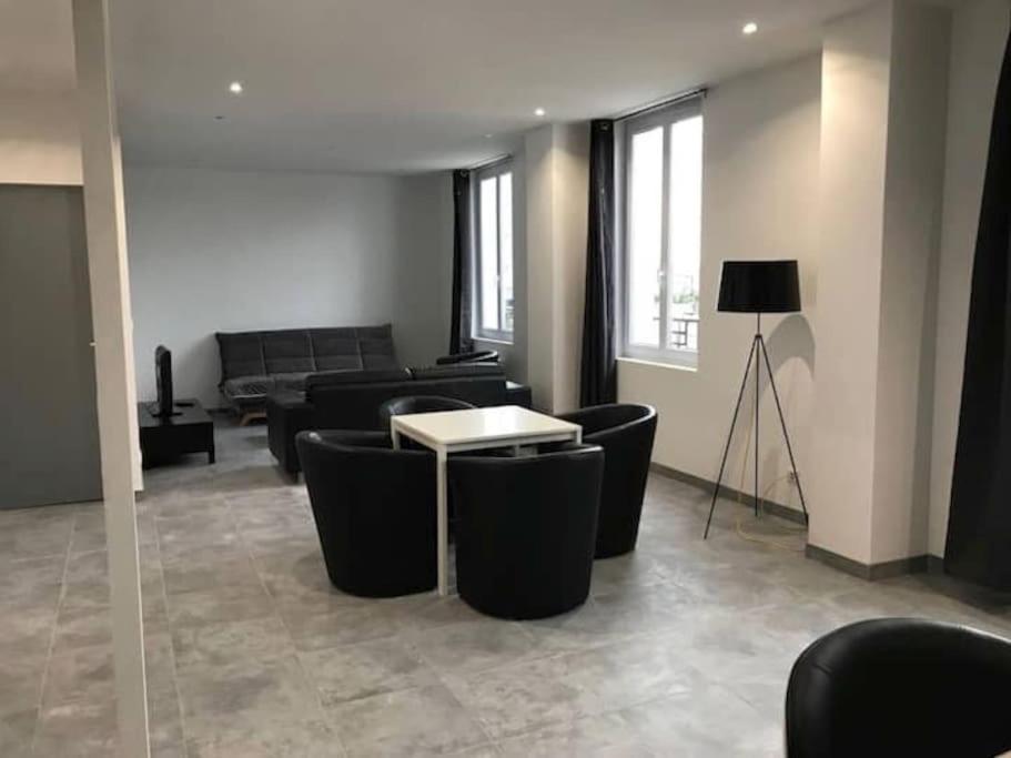Appartement 10 Pers Face Gare Sncf Appart Hotel Le Cygne A Bourges Exterior photo